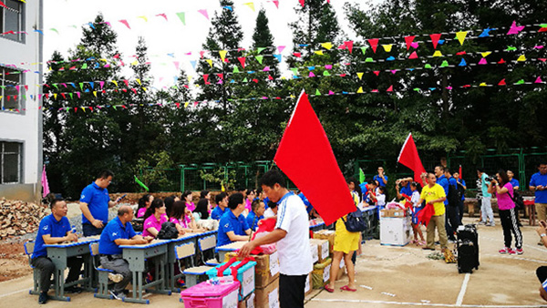 共同前行， 温暖你我——徐州皇冠app统一医药连锁销售有限公司贵州修文小学助学行